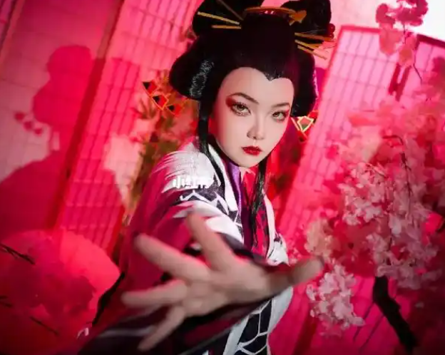 <b>绝美出演魔域牡丹仙子一颦一笑让人心醉举手投足艳绝亚特大陆</b>