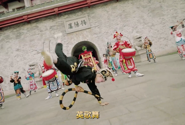 <b>以其雄浑威武之姿交融蛇年兽特征为玩家带来最强中华战舞</b>