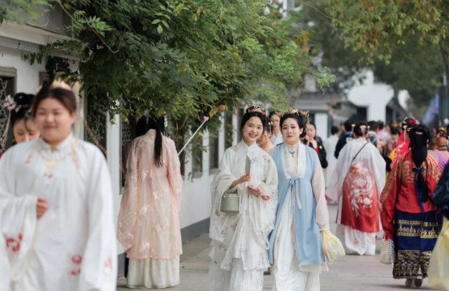 <b>文君甄洛着服清淡不染凡尘;或如飞燕玉环花中牡丹不让群芳</b>